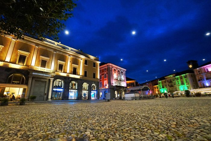 Piazza Grande di Locarno illuminata di notte